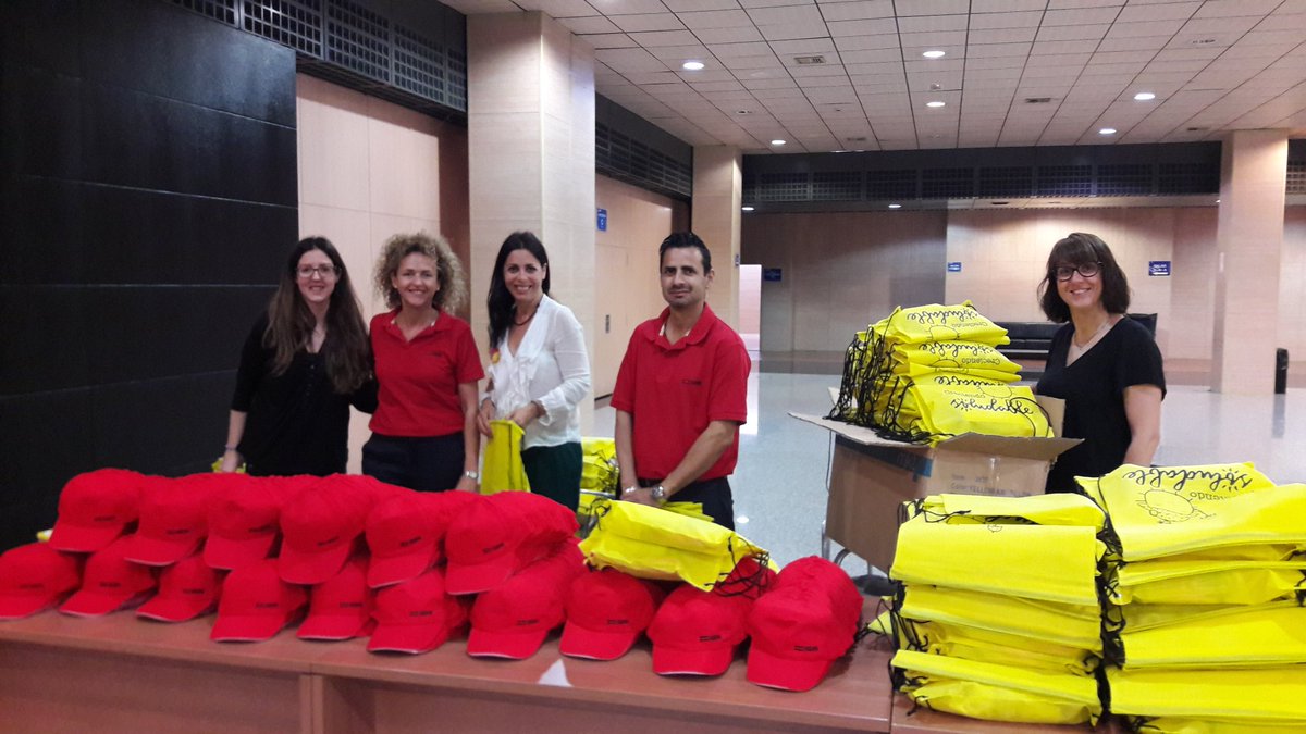 disfrutadelsol's tweet photo. El equipo de #isdinsunlab preparando los regalitos #Efe17 #Soludable #Disfrutadelsol17 https://t.co/RObudMwk9n