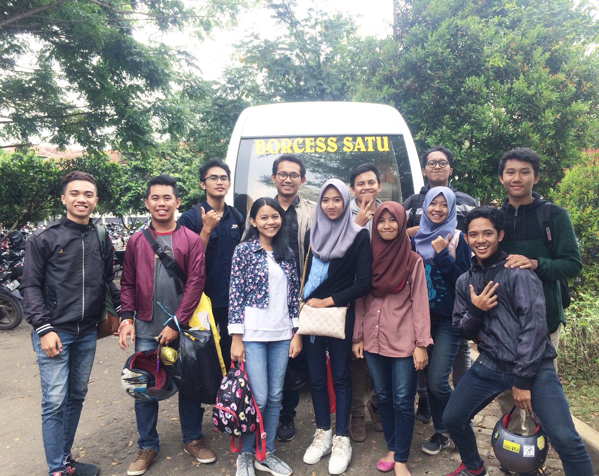 gamabo_pnj's tweet photo. Kalo mau tau lokasinya liat di kaca mobil aja, muka lelah semua abis sosialisasi😂 https://t.co/6xtFwVo6lJ