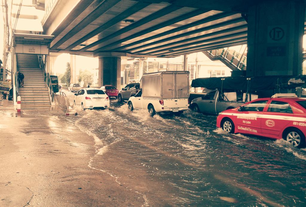 pejit3's tweet image. น้ำเซาะทรายที่สถานีรถไฟฟ้าแบริ่ง ขณะนี้