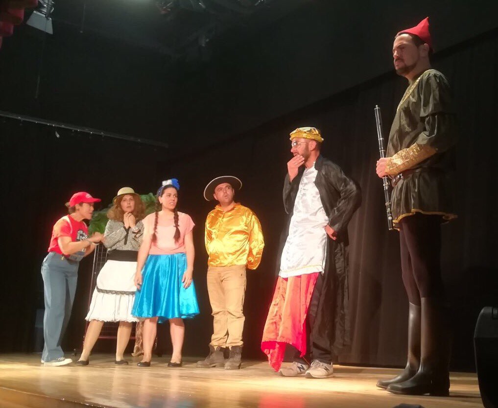 ColegioAmoros's tweet photo. Seguimos de fiesta en #InfAmorós, hoy los profes hacen teatro 🎭, ratoncitos, gallinas, osos...y un baile final #todosalteatro#Amorósdefiesta https://t.co/A2IawH0eWI