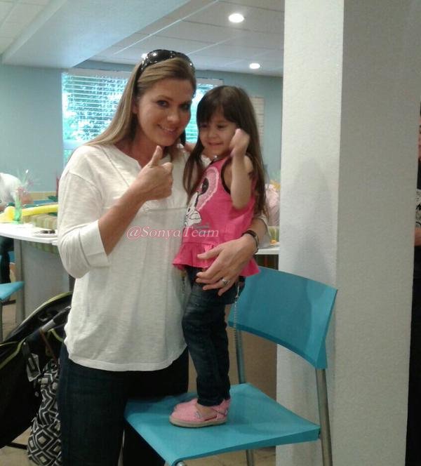 SonyaTeam's tweet photo. [#TBT🔙] Nuestra angelita @Sonya_Smith junto con nuestra, pequeña guerrera @ConAmayrani ❤️👧🏼 #DiosLaBendiga https://t.co/lVg8aW2o9Q