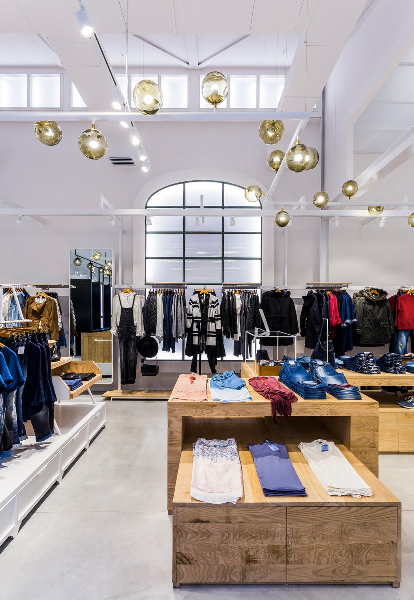 AlveIluminacion's tweet photo. 💡Una luminaria longitudinal que recorre toda la tienda en Zig Zag… Nuevo proyecto #retail para la marca denim Salsa👉https://t.co/HgTJW8OY6Z https://t.co/OQsGNydrpK
