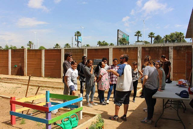 casalmina's tweet photo. Estem presentant l’#HortComunitari als infants i joves del barri amb @acomas8 i companys i companyes de @PES_LaMina i @casalinfants #pebMINA https://t.co/dxSca0YCOR