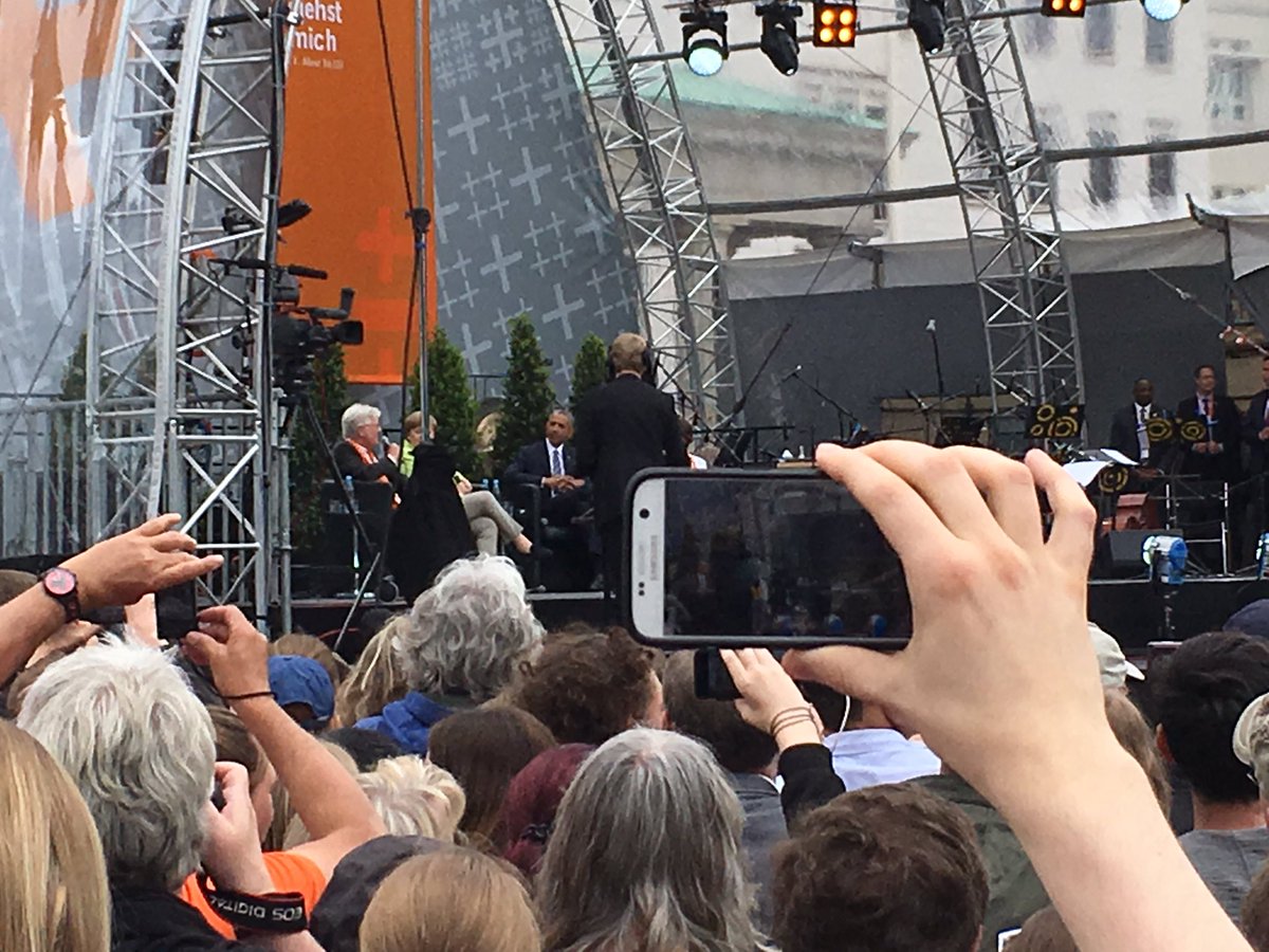 #Obama begrüßt beim #Kirchentag mit "First of all: Guten Tag!" Er setze große Hoffnung gerade auf die jungen Menschen. #dekt17