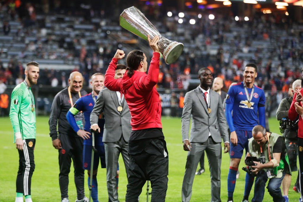 A triumphant Zlatan lifts our 15kg trophy in one hand like it's made of papier-mâché.
#UELfinal
