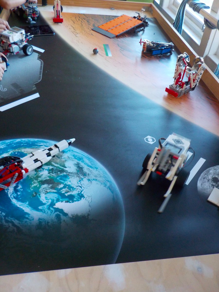 Makersmiddle's tweet photo. Lots of fun in the makerspace today! #makersinthemiddle #robotics #lego #scratch #makerspace #connectedlearning https://t.co/6N3YovQX7N