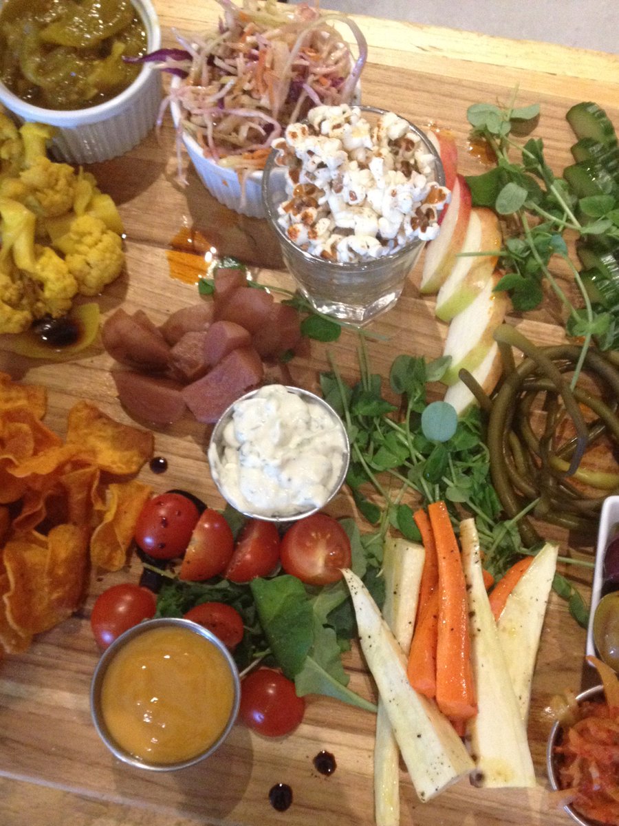 eatwellhalifax's tweet photo. Part of following a healthy diet is enjoying a variety of foods, colours, textures and flavours for pleasure and satiety. #balanced https://t.co/l23moaJDdz