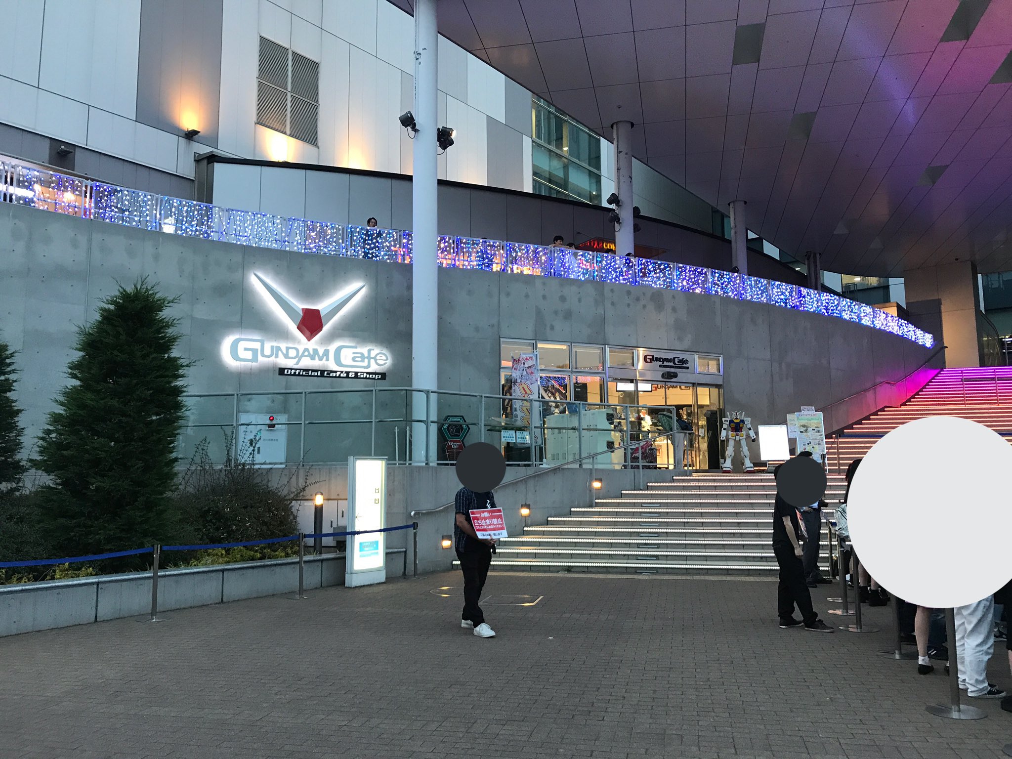 Twitter 上的 よっくん 今日までダイバーシティ東京フェスティバル広場 や近隣で行われてるアイドルイベント 昨日 既にイベント自体は終了した直後にも関わらず 実物大ユニコーンガンダムを撮影してた外国人に対しスタッフが撮影を止めさせてました イベント中であれ