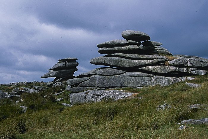 山田英春 石になったハーリングをしていた人たち コーンウォール はブリトン人の地であり 土着の風習が色濃く残っていたので ピューリタン革命後 やれ安息日に石になっただの 楽しく踊っていた娘たちが石になっただの 陰気な話がいろいろ作られた