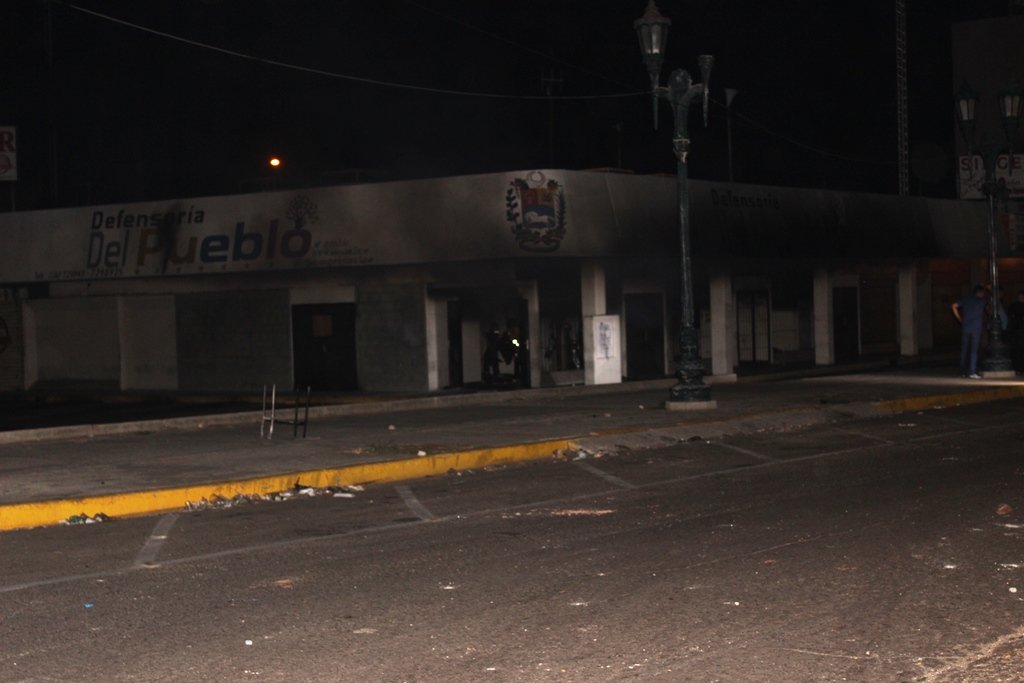 Batalladeideas's tweet photo. ¡TERRORISMO PURO!
 
Quemaron ayer sede de la Defensoría del Pueblo en el Zulia.  7:45 pm. #24May. https://t.co/QTYhS4LrGf