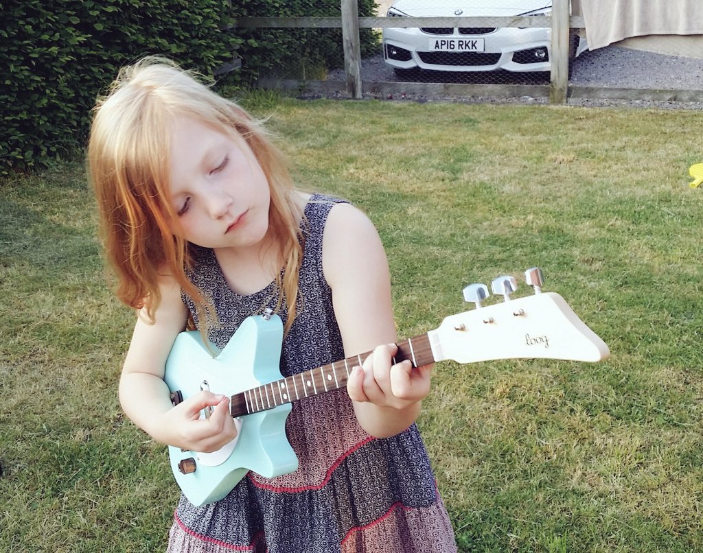 AndyClarke_CCA's tweet image. Happy birthday Lilly 😊 loving the #loog #hellorockstar @LoogGuitars #newguitar Time to plug it up and annoy the neighbours 😮