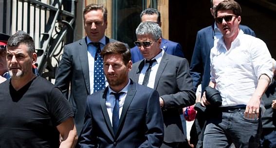 Lionel Messi dan ayahnya ketika meninggalkan pengadilan