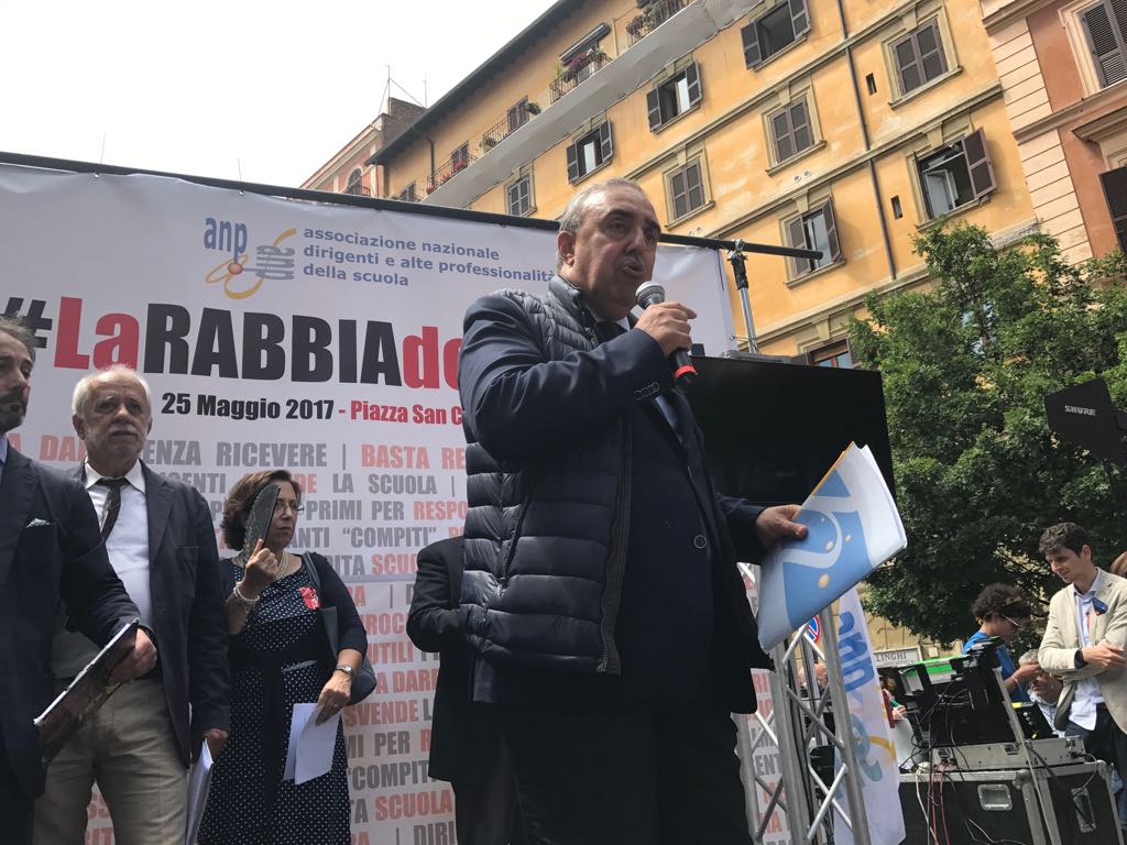 anpcommunity's tweet photo. #FrancescoDeRosa #AnpCampania #Dirigenti veri per una #scuola vera #larabbiadeipresidi #PiazzaSanCosimat #25maggio #Roma https://t.co/KD180uo6r2