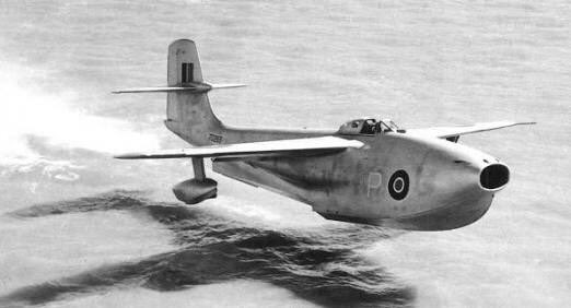 グローウォーム 戦艦少女r非公式 サンダース ロー Sr A 1 日本の水上戦闘機に着想を得たイギリスの試作ジェット戦闘飛行艇だよ ターボジェットエンジンを搭載する事で飛行性能向上を目指したよ テスト結果は良かったけど 水上戦闘機そのものが
