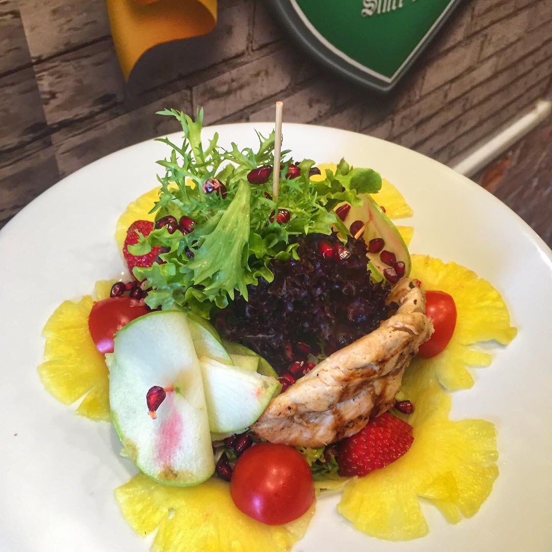 agapiarest's tweet photo. Öğlenin hafif tercihi "ananaslı, narlı, tavuklu"...👀🍗😍
 #yemekyemek #salad #salata #ananas🍍 #tavuk #nar  #sağlıklı #lunch https://t.co/UYONKsNJtC