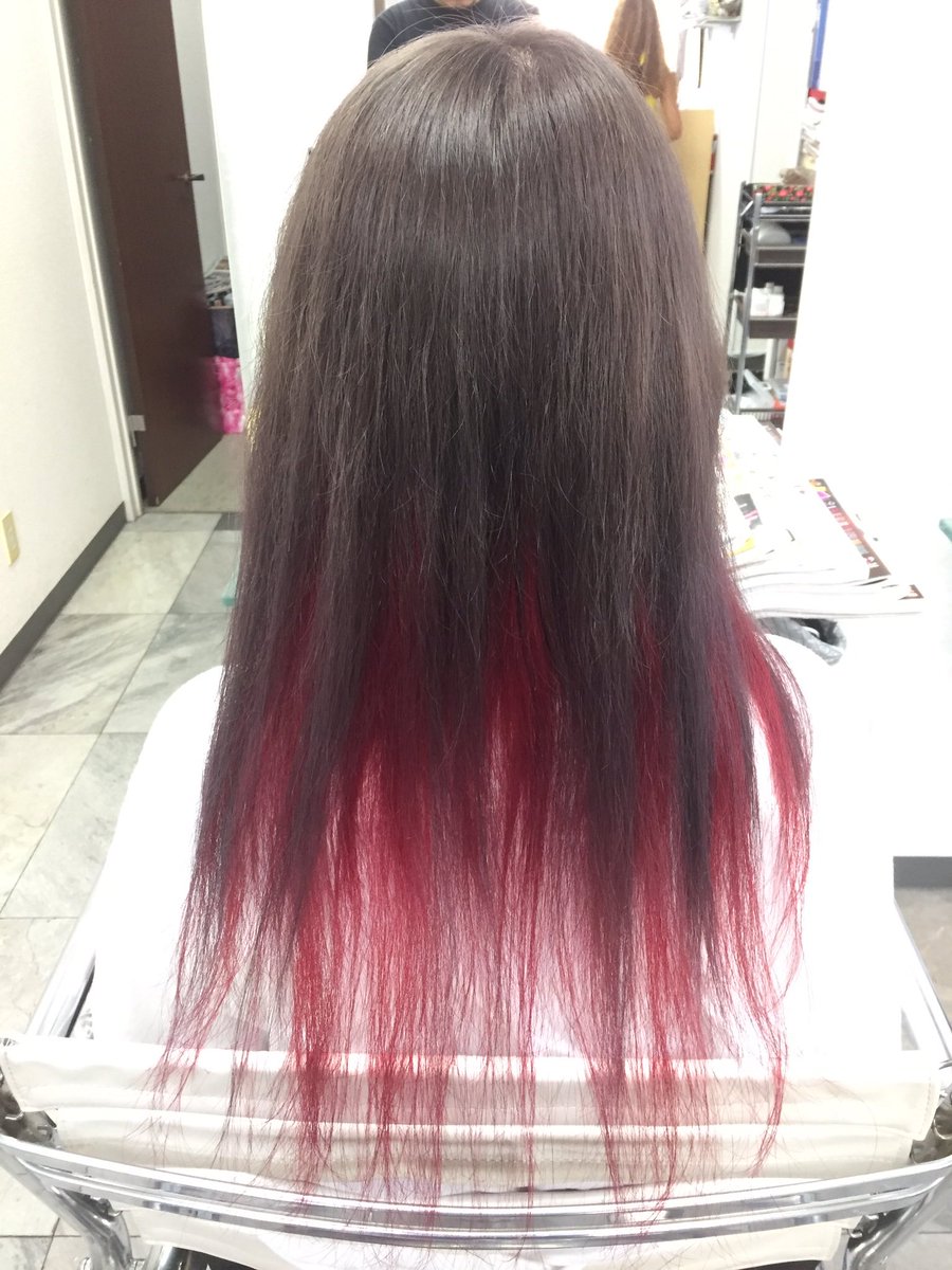 ストロベリーロックス 赤羽カラー専門店 本日のヘアカラー 初めてのヘアカラーで黒髪からイメチェンでトップグレー インナー赤の ツートンカラー 黒髪と比べると全然雰囲気変わるね カラーをして気分も変えちゃおう 相談 お問い合わせはｄｍで