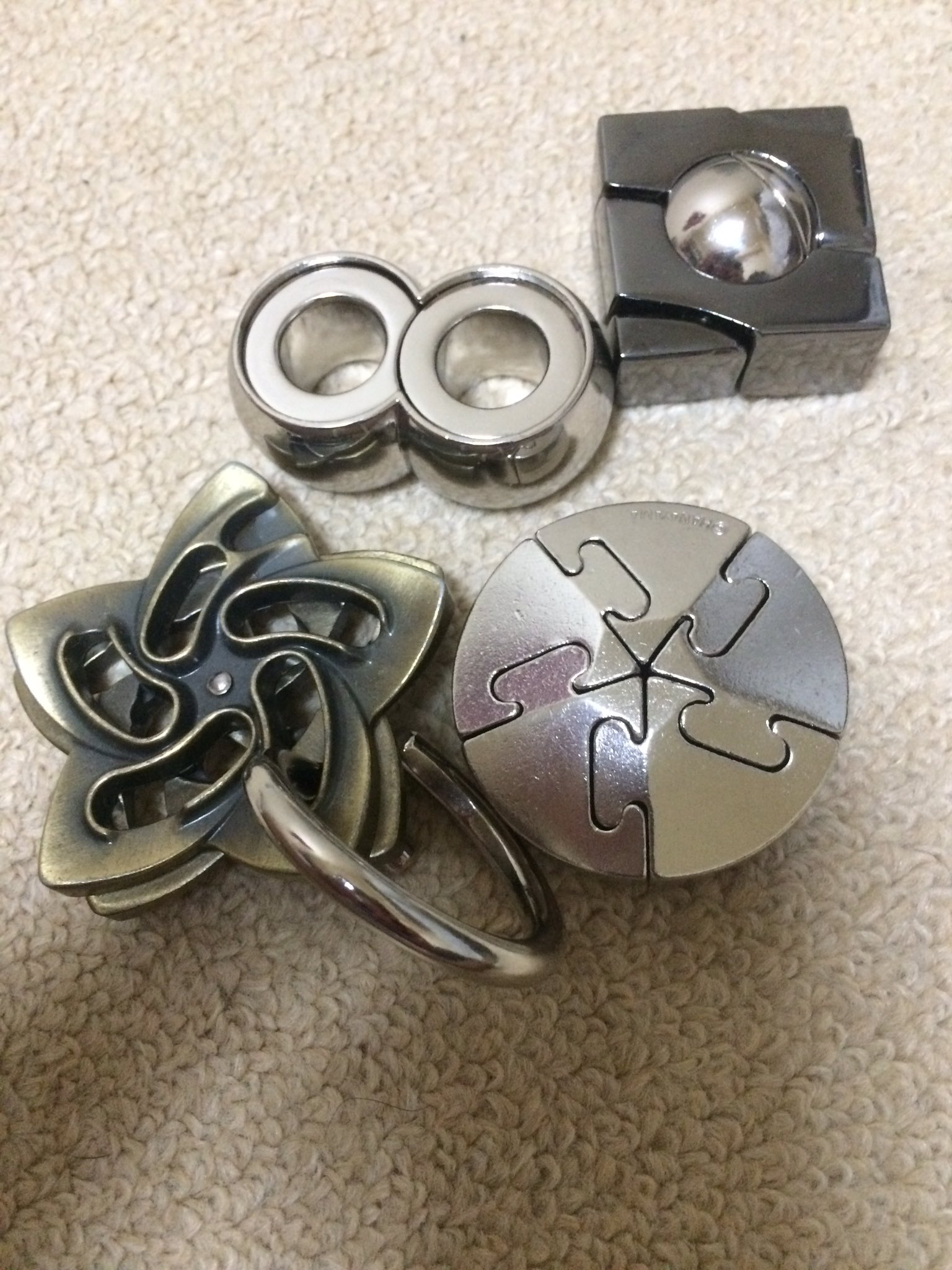ｵﾆｸ 最近の知恵の輪って難しいのね T Co Omiey9l8ru Twitter