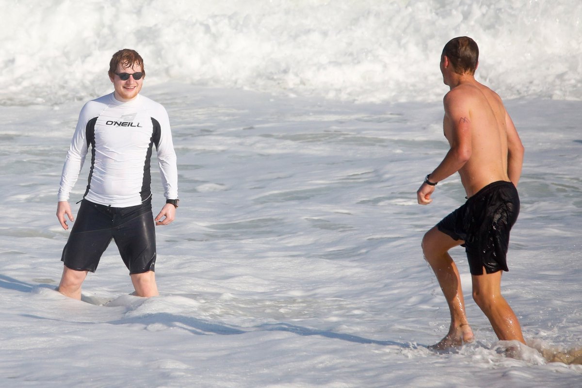 EdSheeranSpain's tweet photo. FOTOS: Ed Sheeran en la playa de Rio de Janeiro (via @HQPics) https://t.co/XZ4QqIYBkX