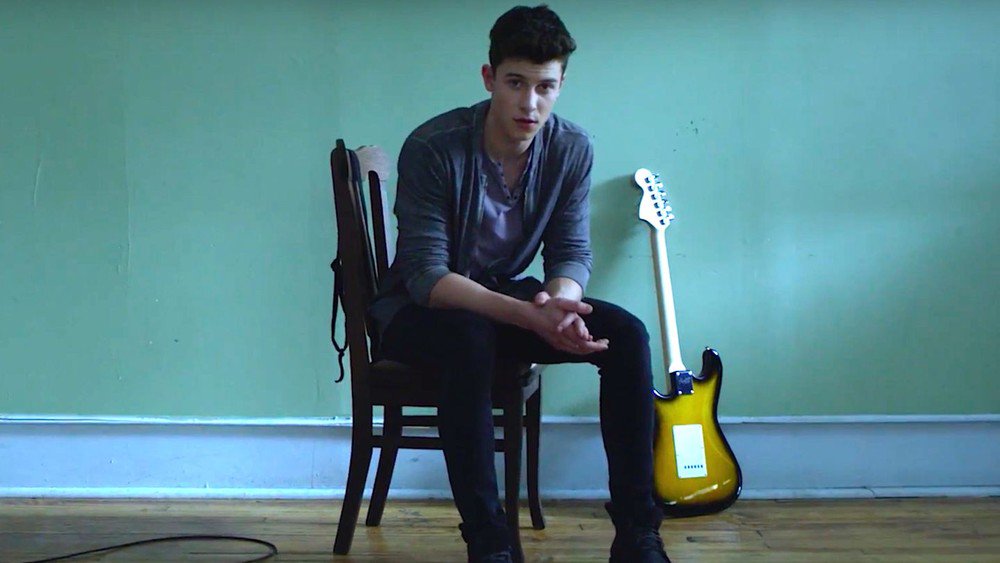 Shawn Mendes homenageia vítimas de atentado em Manchester e toca música de Ariana Grande em show glo.bo/2qZhoYG #G1