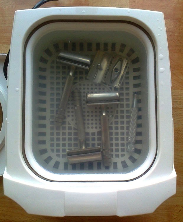 Caltex_98's tweet photo. Put my #razors in the #ultrasoniccleaner. From the look of the water it was way overdue. #GilletteSuperSpeed #GilletteTech #classicshaving https://t.co/lZWzbKxhGt
