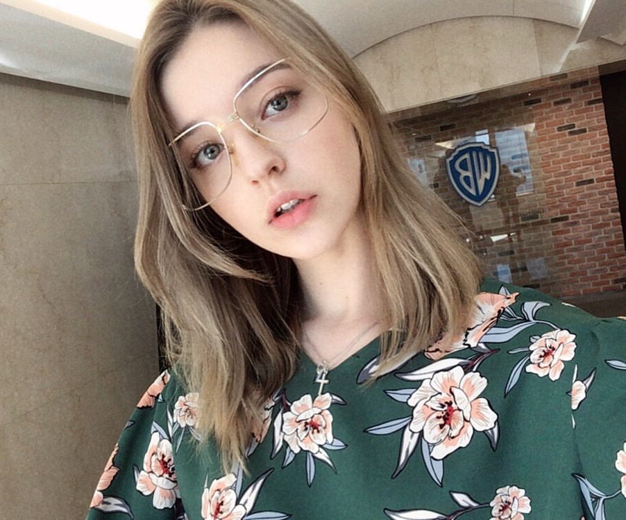angednlv's tweet photo. [ angelinadanilova ig post update ]

Grandma's in da house.Бабуля пришла на чтение сценария!^^ 🌿📽📖 https://t.co/VupNSXlPhh