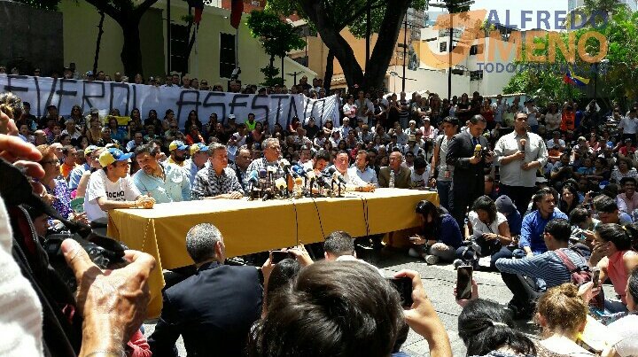 AlfredoJimenoR's tweet photo. Alcaldes de los Altos Mirandinos rechazan la setencia del TSJ y reiteran que seguirán garantizando derecho a la protesta pacífica https://t.co/ypGa7fGL3h
