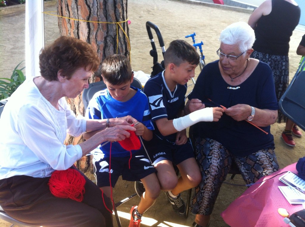 ateneusantroc's tweet photo. LA BUFANDA DE LA IAIA. Un treball intergeneracional. #bufanding #estimarsantroc #badalona @Amicsgentgran https://t.co/XZhMlOjhWM
