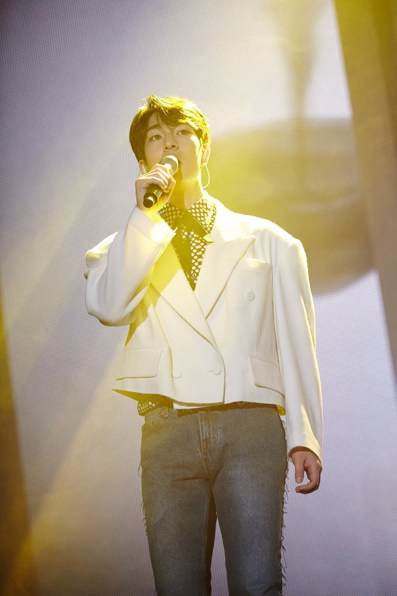 ON_SHINeeArg's tweet photo. [Fotos Oficiales] 170525 #Onew @ Fiesta por el 9no Aniversario #SHINe9Day

Más fotos: https://t.co/3OGxmk6lK4

https://t.co/ZVkmkV6G9Z https://t.co/UdDIZd64pE