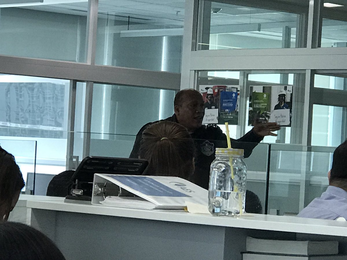 MiguelEBolinaga's tweet photo. Sabemos en AES que parte de la seguridad personal nace en uno. Recibiendo charla por la Policia Nacional sobre nuestra seguridad. Gracias https://t.co/nc3U6Awd3q