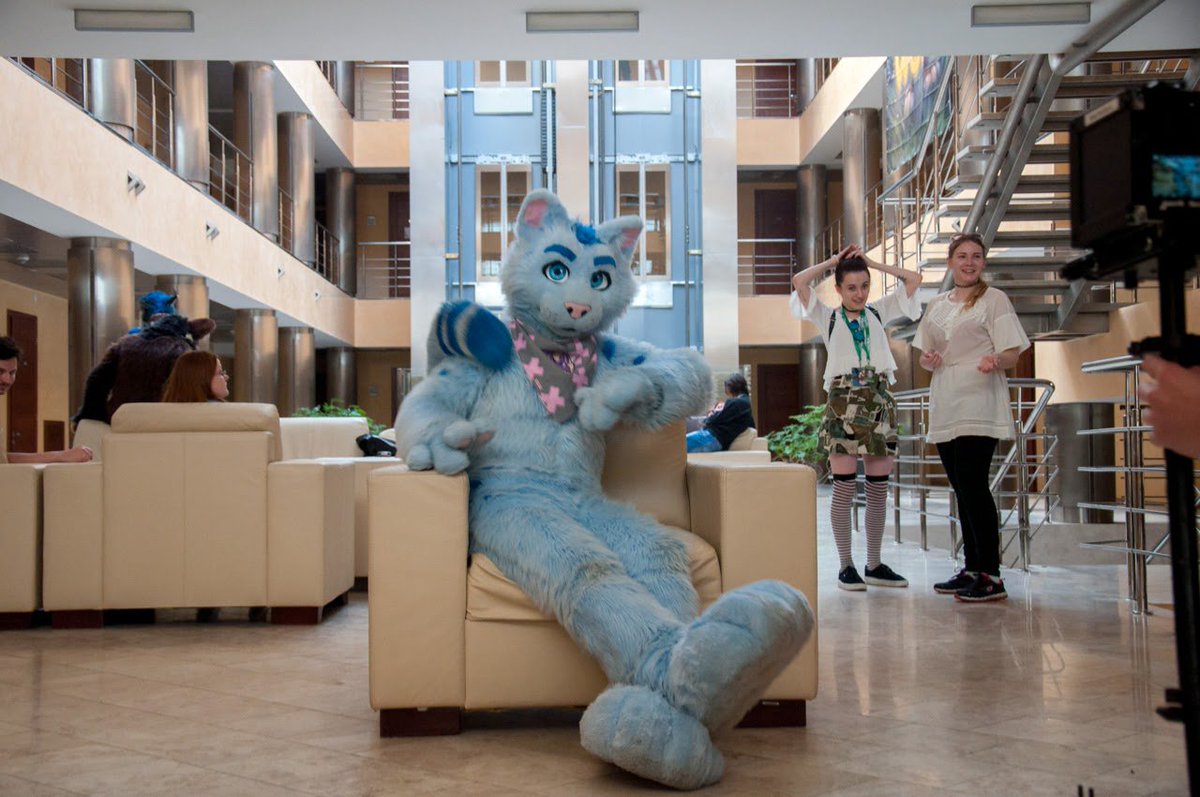 RolandPaws's tweet photo. Trying to do a proper flip over the chair during @uafurence #WUFF2017 XD https://t.co/Sgx82pFd4S