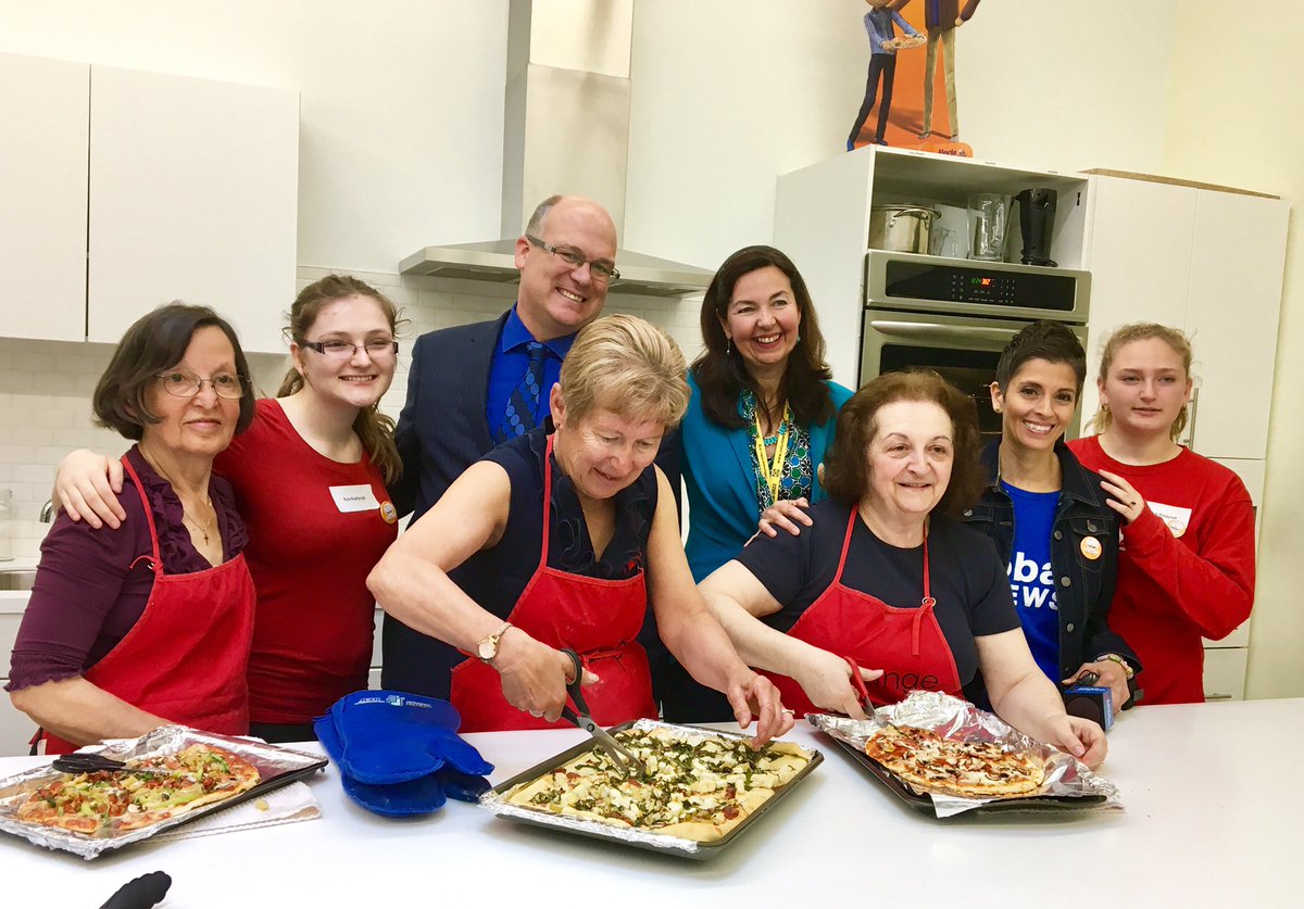 CaledonCS's tweet photo. @Caledon_Mayor stopping by the @CaledonExchange ready to serve pizza to seniors. @globalnewsto  #greatertorontoday #kindness #sharevmbc https://t.co/6wpWzUqx2W