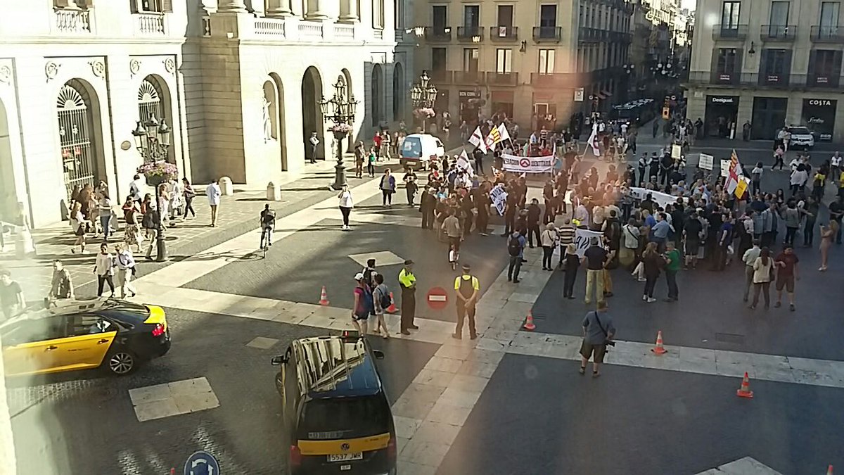 Plaça Sant Jaume plena de gom a com per la manifestació anti-Colau. El @MovAntiColau assegura que els oligopolis mai més abaixaran el cap!