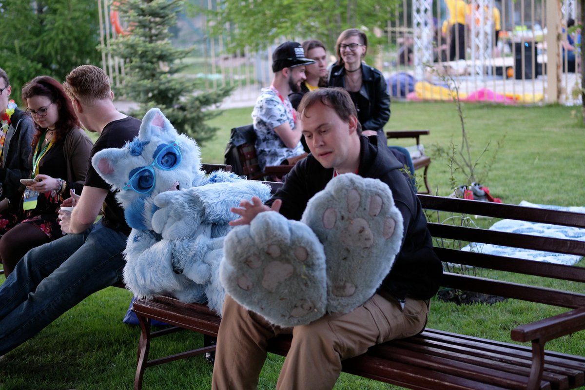 RolandPaws's tweet photo. Don't mind my dirty OUTDOOR paws :D @uafurence #WUFF2017 by Helzie ( https://t.co/ntZz0LARfC ) https://t.co/RamL9bUJVE