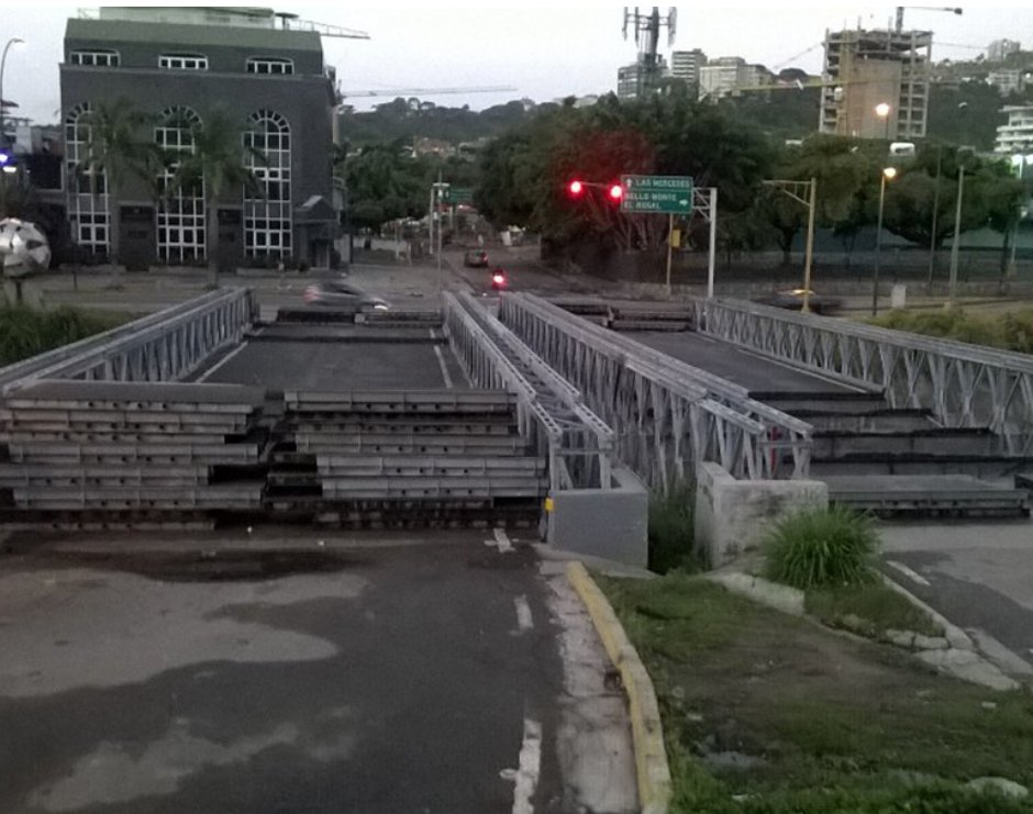 FMCENTER's tweet photo. Vía @katykaty2226: Desmontan puentes que unen la Autopista Francisco Fajardo con Las Mercedes @FMCENTER  https://t.co/NMZsC2X3qh