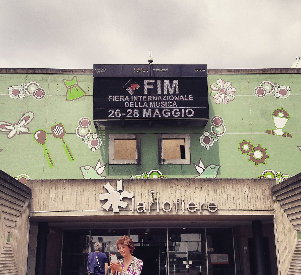 musicusata's tweet photo. Just arrived!
#LarioFiere #FIMFIERA #strumentimusicali #chitarreusate #strumentimusicaliusati #musicusata #musicusatagroove #staytuned https://t.co/LwhuPofzip