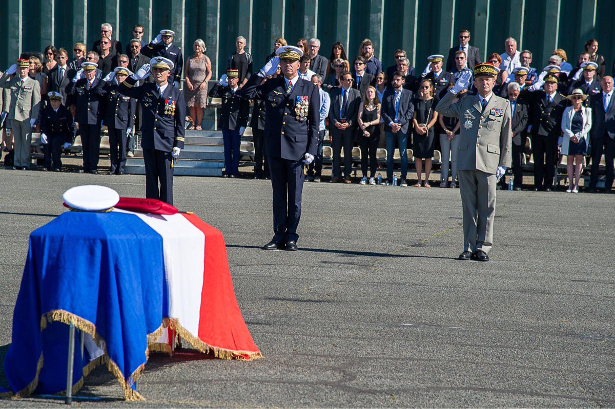 ASSVILLES's tweet photo. Villes Marraines reconnaissantes s'associent à la douleur et au deuil de la famille du Général Serge SOULET et de ses frères d'armes https://t.co/kQhzMoygIh