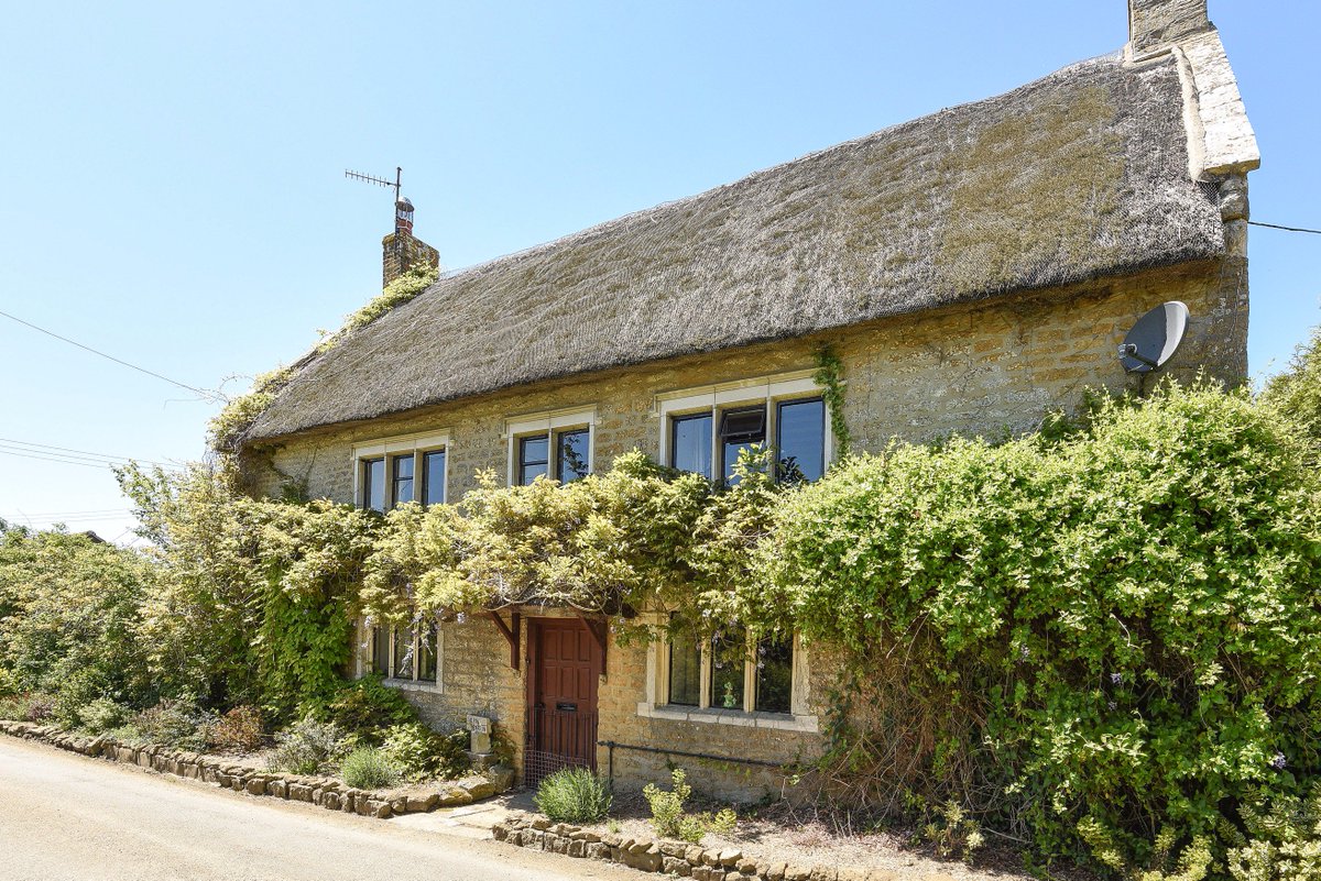SymSamPoundbury's tweet photo. #property #forsale An attractive Grade II listed cottage steeped in history dating back to 1668 near the #dorset coastline. Call 01305251154 https://t.co/MtqFb9J6dL