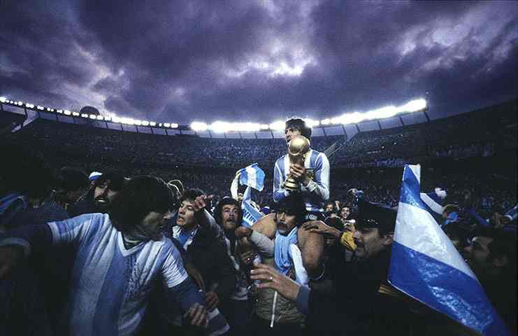 Happy birthday to Daniel Passarella, the main man in one of the greatest pictures in World Cup history. 