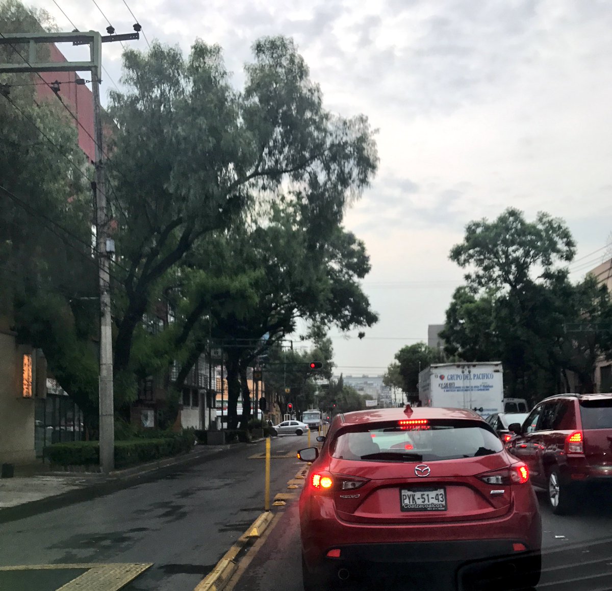 Encontré 1 ciclista de tamales en el nuevo eje 8 sur! <a href="/En_laDelValle/">En la Del Valle</a> ya se justificó el gasto de $10,000,000 "mitigación" de <a href="/LBallesterosM/">Laura Ballesteros Mancilla 🚲💜💪</a>