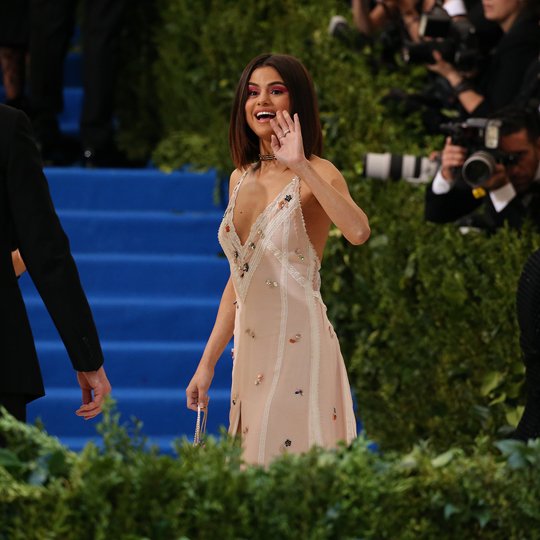 selenurxpitt's tweet photo. no puedo superar lo hermosa y feliz que se veía ese día https://t.co/MawdsMrnWH