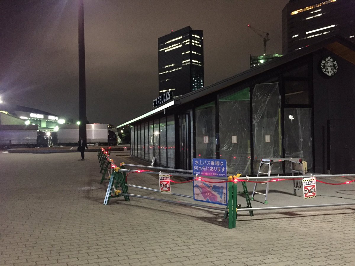 fuju__a's tweet image. 城ホの噴水前にスタバができる、、、