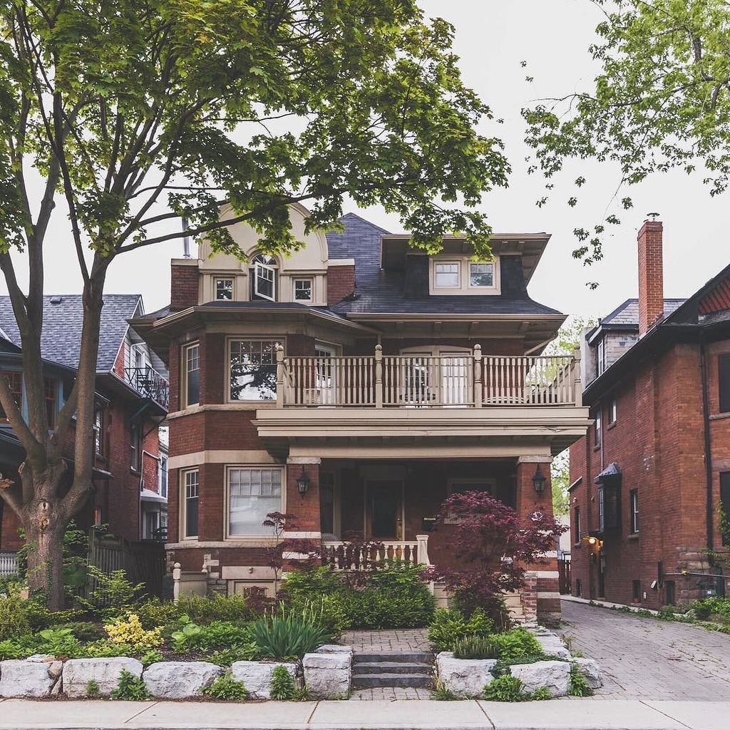 monicasisson's tweet photo. I went house hunting in the Annex the other night (just to snap, not to buy!). ~
#toronto #realestate #pixelthepla… https://t.co/bYIyxb6hja https://t.co/OdgJsX0UGw