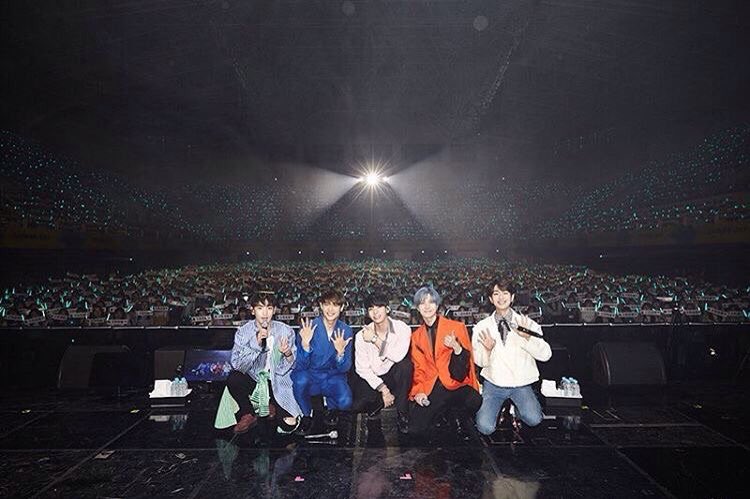 ขอบคุณนะเด็กๆที่ยังอยู่ตรงนี้ให้พี่ได้เห็น ยังจับมือกันเดินไปด้วยกันในชื่อนี้ ไม่รู้จะพูดยังไง รักมากนะ 💚💚💚💚💚 #9YearsWithSHINee