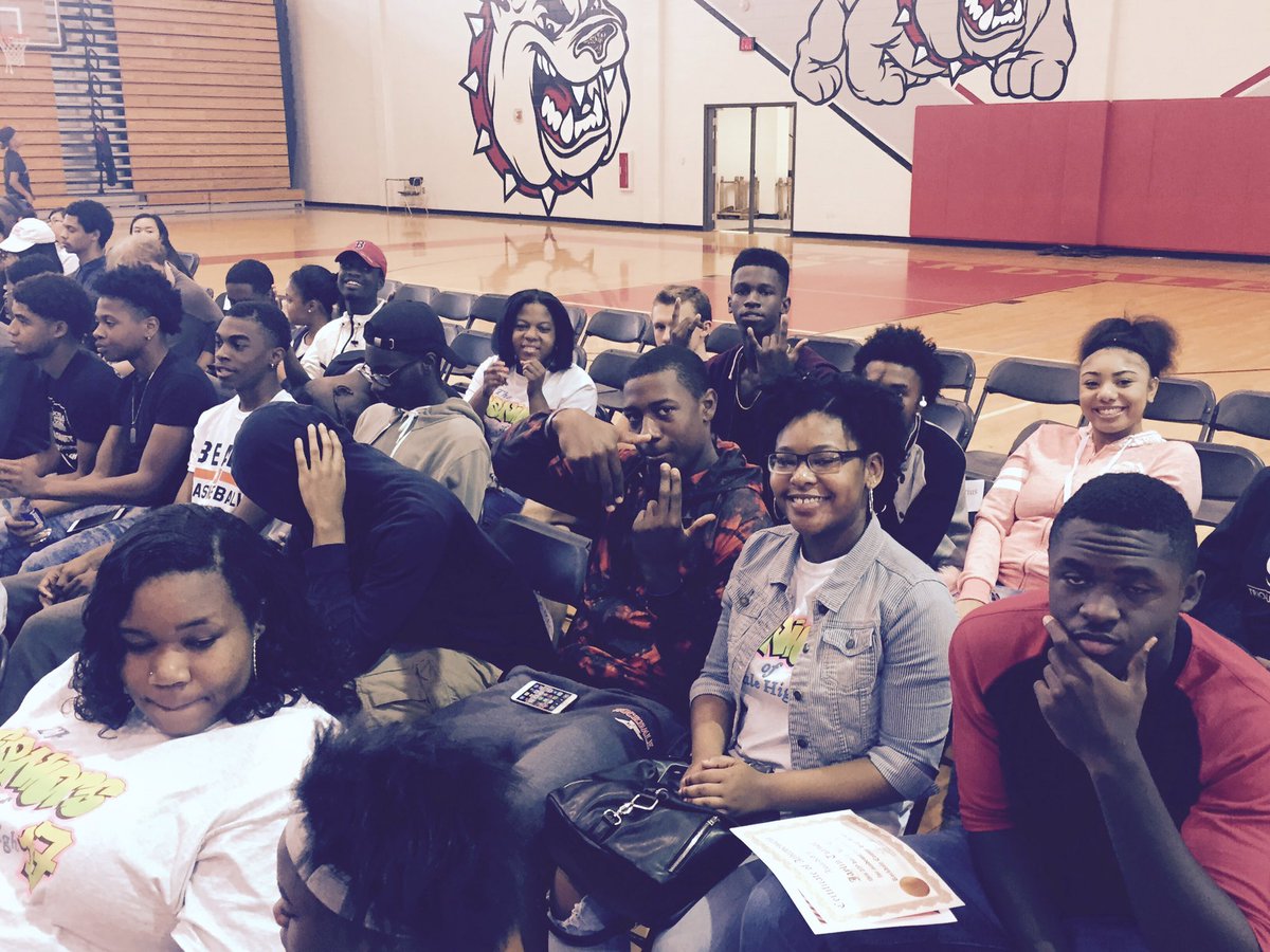 RockdaleHigh's tweet photo. #GraduationSeason2017 #RockdaleSeniorsRock @RCHSco2017 https://t.co/oAReMyrBAS