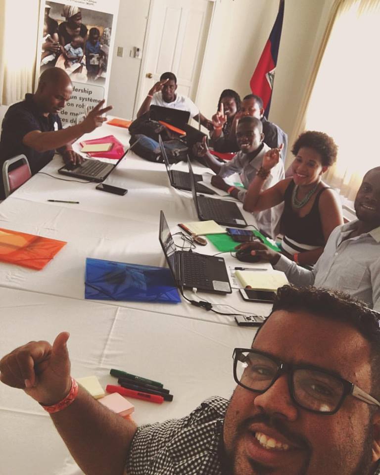 FontalLouiny's tweet image. Le Formation sur le WEB 2:0 se poursuit a #Moulinsurmer. Une dizaine de #journalistes membres du #RHJS y participent.