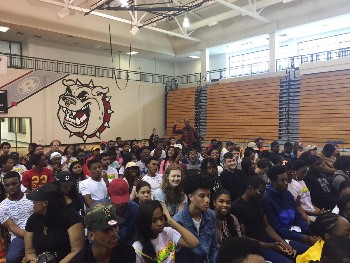RockdaleHigh's tweet photo. #GraduationSeason2017 #RockdaleSeniorsRock @RCHSco2017 https://t.co/bGh14Ry1OZ