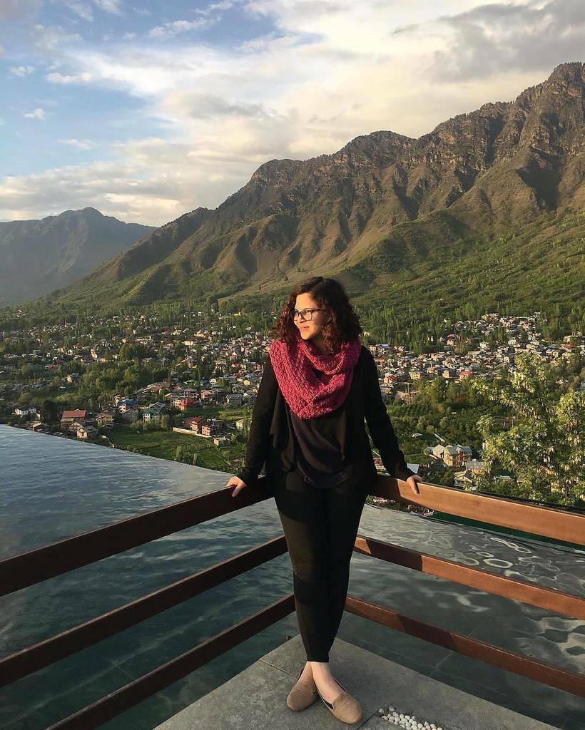 captivatingkmr's tweet photo. Erm, Kashmir Ki Kali? 🌷 .
.
.
Wherever you go becomes a part of you somehow.

Photo and text by @mazozoya

#earthf… https://t.co/RZPtp8Af4y https://t.co/Wrd13eR2UH