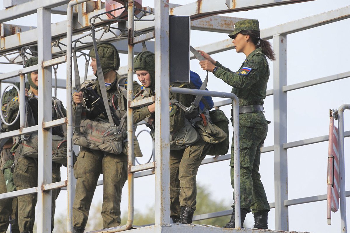 сборный пункт призывников. куда берут служить. срочная служба в армии. военная форма новобранца. стрижка в армии.