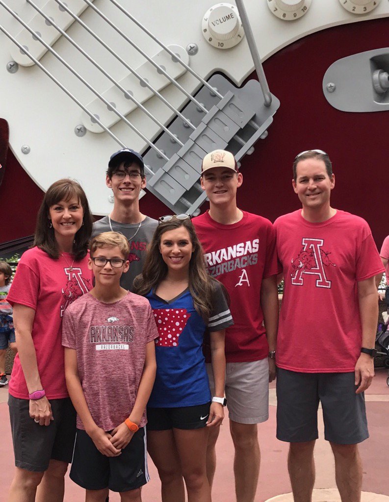 1MooreGina's tweet photo. 5 Razorbacks and 1 Arkansan take Hollywood Studios! @drew_moore6 @emlay_13 @pamchandler13 #mooredisney https://t.co/QGzVCNuzDD