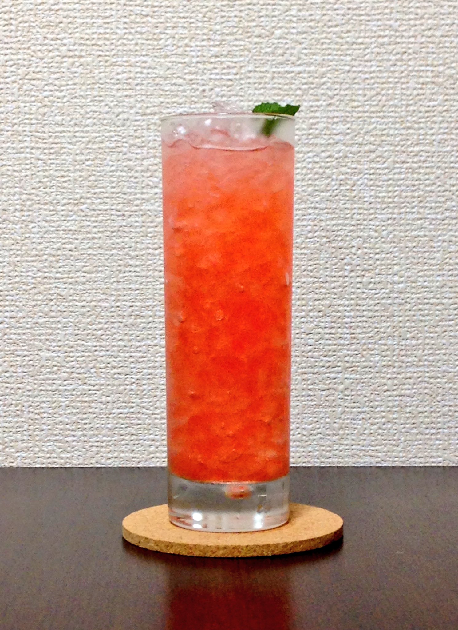 赤とうがらし お酒 カクテルアカ ウイニング ランです ピーチリキュール45ml グレープフルーツジュース30ml レモンジュース15ml グレナデンシロップ1tsp ミントリーフを最後に叩いて飾ります 誰が飲んでもきっと美味しい ミントが苦手なら無くても